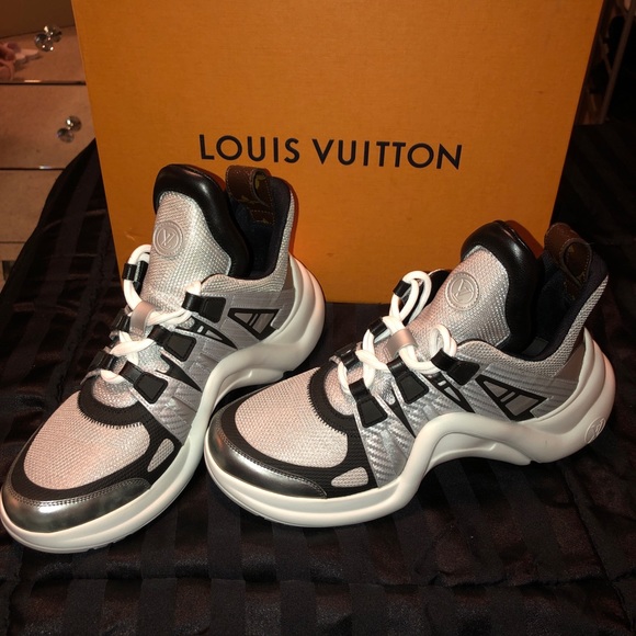 Louis Vuitton - Picture 1 of 3